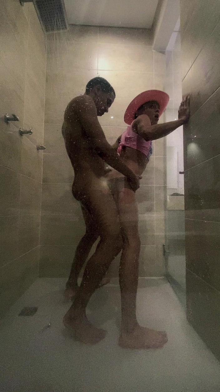 Tomas Styl: Femboy je ošukán cizincem v koupelně hotelu, kde je na...