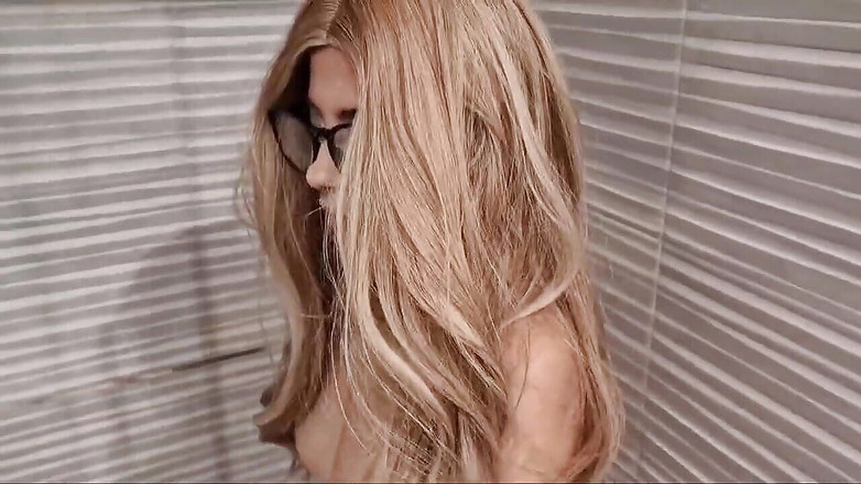 Latinascachondas: Ma secrétaire me suce et me baise dans mon manoir