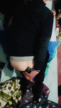 Mladý muž otevírá svůj zadek v práci