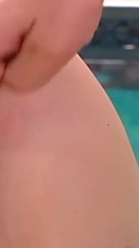 Sexy 20letá blondýnka šuká v bazénu a dostane plnou pusu spermatu
