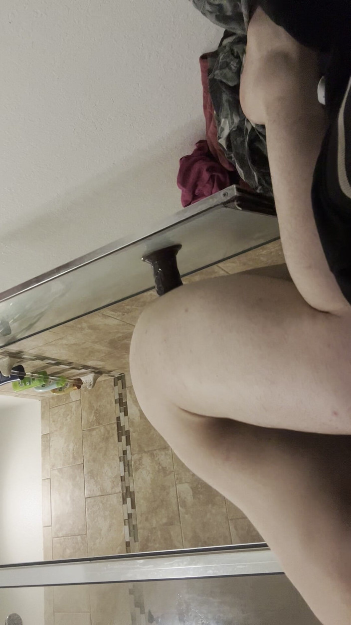 Kate Cummings: Cewek semok kulit putih ini lagi asik muasin memeknya pakai...