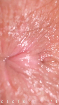 Une jolie fille de 18 ans et toute la chatte/le cul en interne