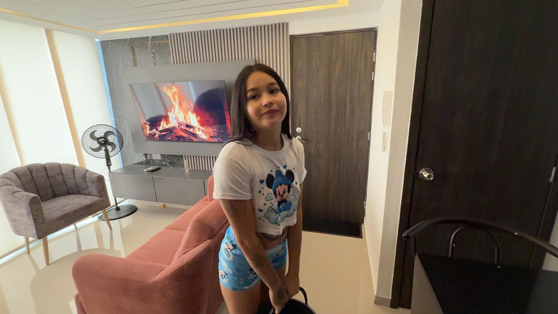 JhonAndSara: 我的荡妇邻居要求我在我的公寓里洗澡，作为我操她比她丈夫更富有的唯一借口。