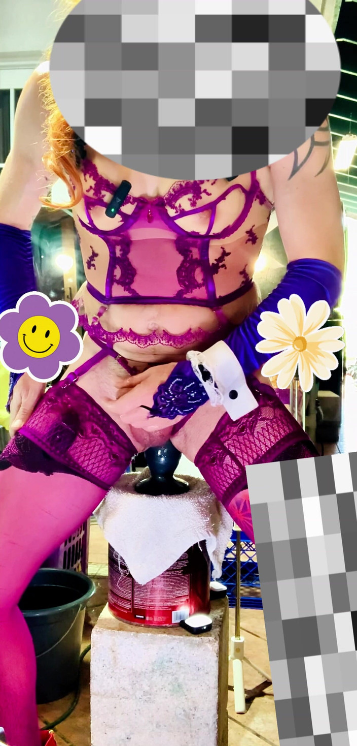 Benito414: Ts latina dengan lingerie seksi berjalan di luar ruangan dengan...