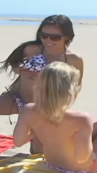 Chicas De Playa En Casa - Cuatro Se Lamen Y Juegan En La Cama Rosa