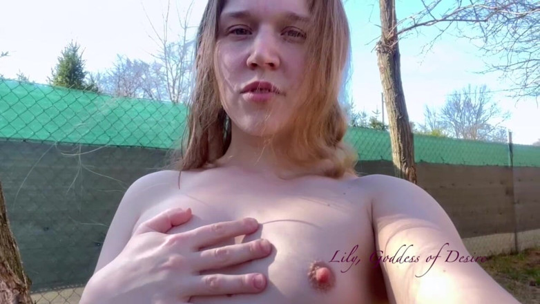 Lily, Goddess of Desire: Náctiletá holka s malými kozami si hraje venku