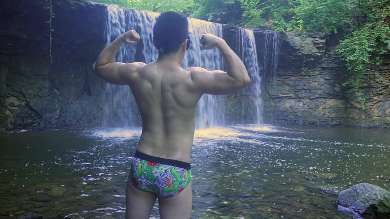 Barenakedmuscles: Muskulöses asiatisches Brocken biegt sich im Speedo vom Wasserfall - Enger...