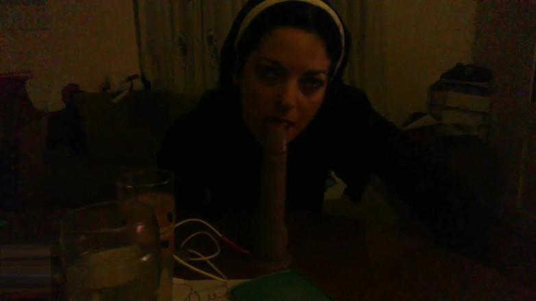 Toilet Mommy: Монахиня и тренировка дилдо в видео от первого лица