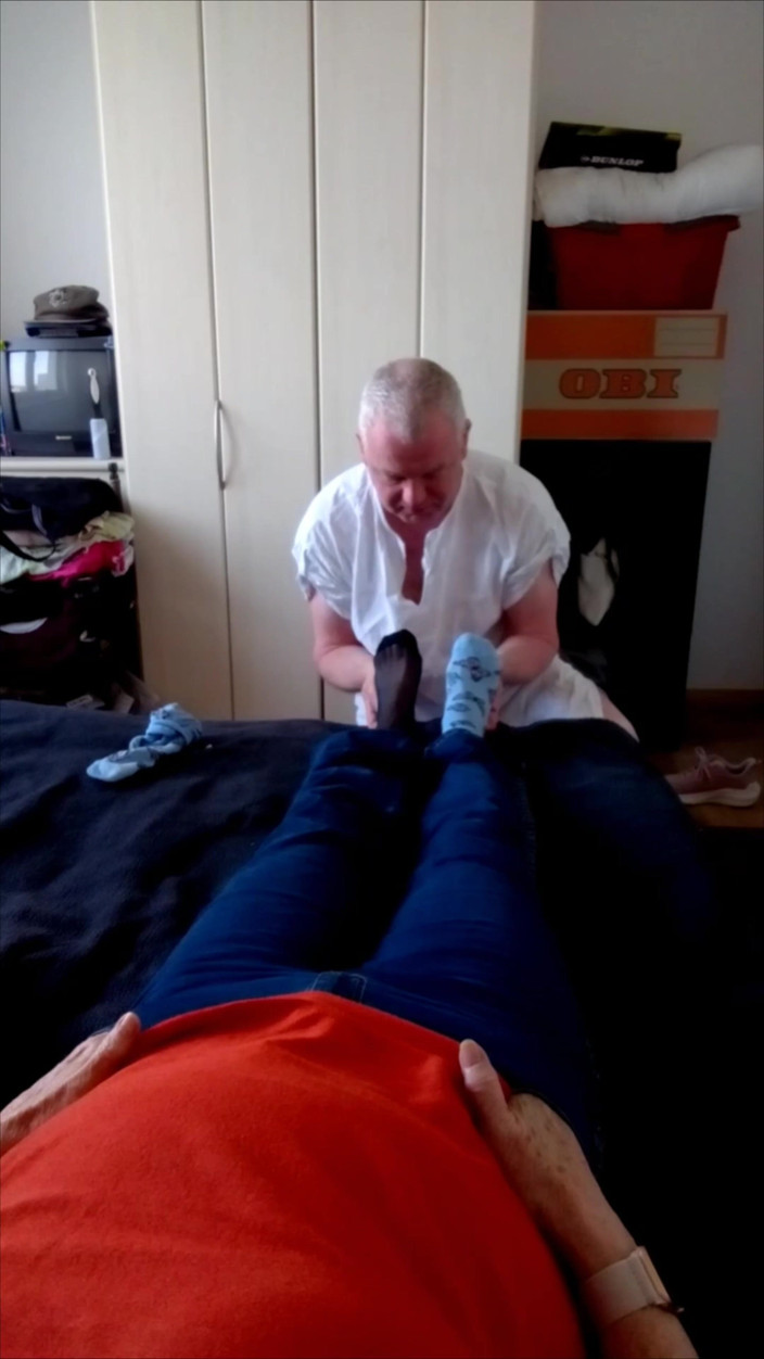 NylonjungeCarmen: Pieds sexy en nylon de grand-mère l’après-midi