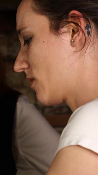 奴隶米拉忍受来自女主人roxy的24次冷酷手鞭打