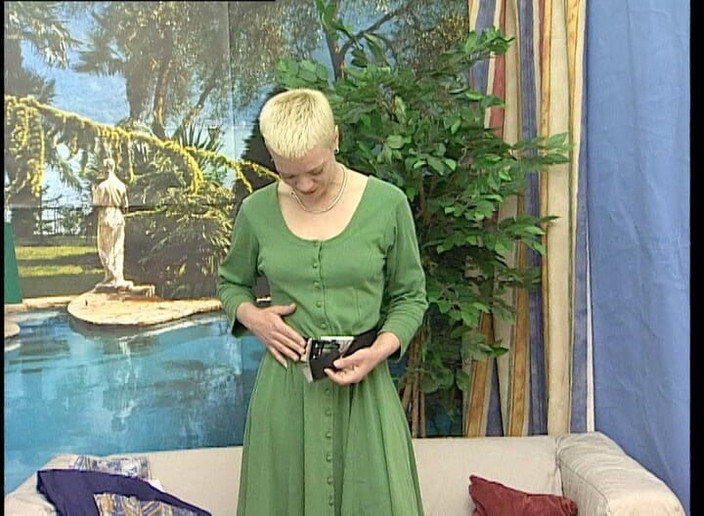 YOUR FIRST PORN: Короткострижений інгріт бере перерву в прибиранні