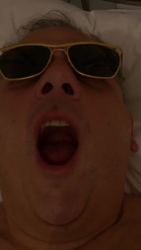 POV, branlette nue sur un lit avec des lunettes de soleil et bâillement