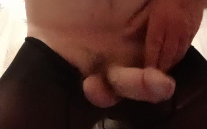 rastyo75: 穿着撕裂的女紧身裤撸管