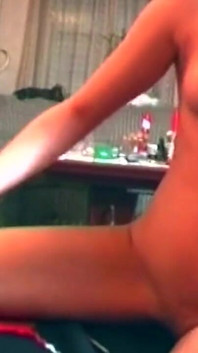 Blonde loszka rozciąga się szeroko pięścią i pulsujący kutas