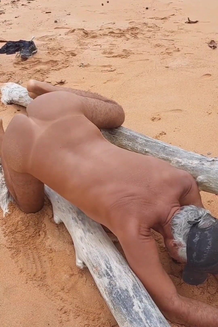 Ladysilvas: Ladysilva在海滩上炫耀她的热屁股