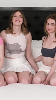 3 Lesbian Belajar Cara Tolong Satu Sama Lain Dengan Cara Girly