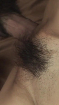 Japanse tiener krijgt haar harige kut gelikt en gepompt door een kerel met een grote lul