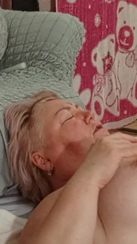 Macocha liże moje spuchnięte kulki i szarpię mojego kutasa i spermę w jej ustach i na jej twarzy