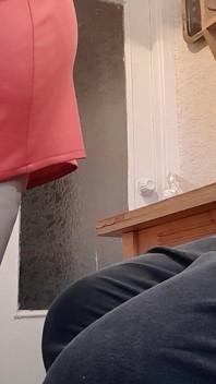 Masturbuję się ubraniami, aby macocha mnie nie złapała