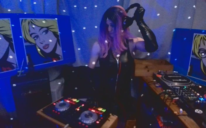 XXLUCYLUSHXX: Цицьки і техно - хто буде дивитися це в щотижневому прямому ефірі?