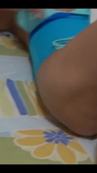 Gadis latina 58 tahun masturbasi memek berbulunya dientot sampai orgasme di pantai