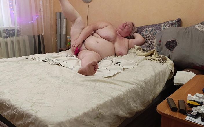 Zona901: Macecha s velkým zadkem masturbuje její chlupatou kundičku