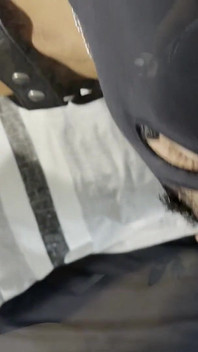 İspanyol itaatkar yarağa tapıyor. Gırtlağına kadar sikiliyor ve dölleniyor