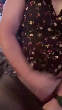 Awek transeksual dalam pakaian pendek dan pantyhose melancap