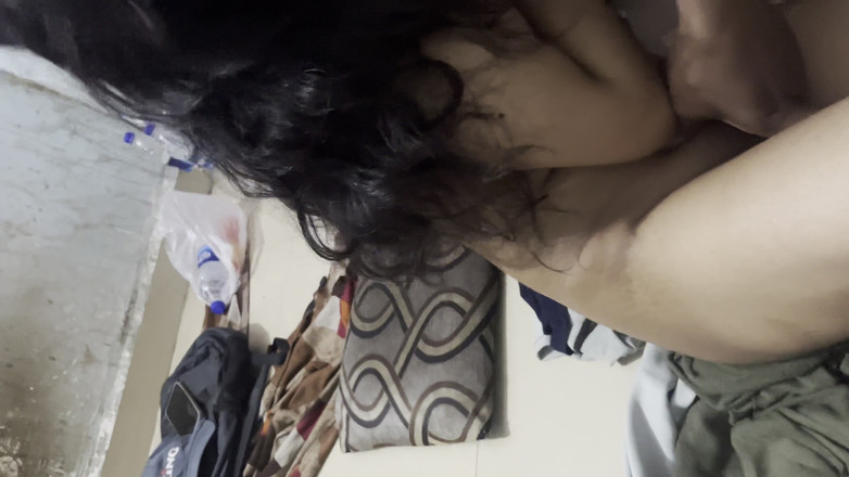 NikiRathod: Играю с сиськами и минеты друзей