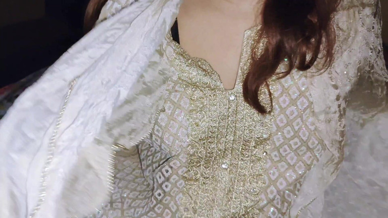 Faryal: Bangladeshi Girlfriend Coming Home-big Ass Big Natural Boobs