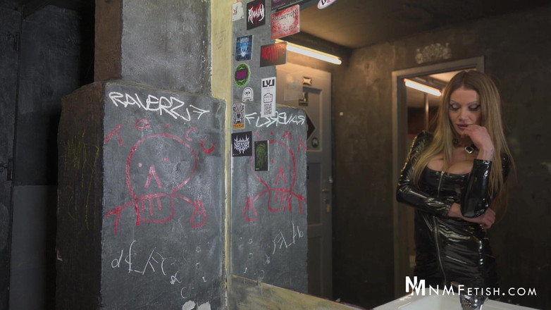 Nikky Thorne: Amy i Tatjana Do kontrolowanego orgazmu w toalecie