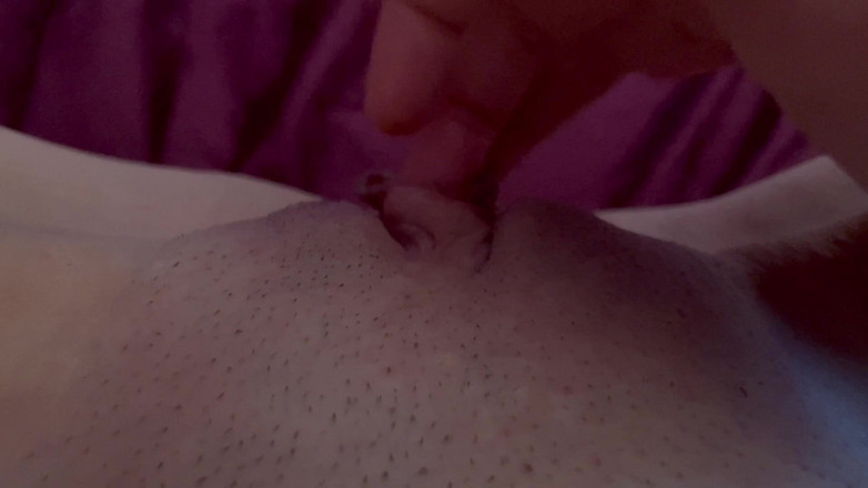 Artemisia Love: Quente solo - Artemisia Love brincando com sua buceta raspada