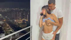我在阳台上给我害羞的继妹做爱，而她则和她的男友说话