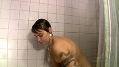 ATK Hairy: Artemisia je krátkovlasá přírodní kočička a začíná tento klip chcaním...