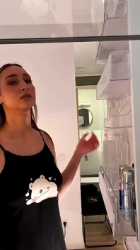 Frumusețe sexy și drăguță în dormitorul ei își scoate chiloții pentru pizda rasă flash și fundul mare