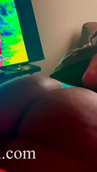Assistindo anime com minha bunda fora