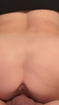 Marie chupa y traga su semen y lo monta y se corre y recibe una enorme preñada anal
