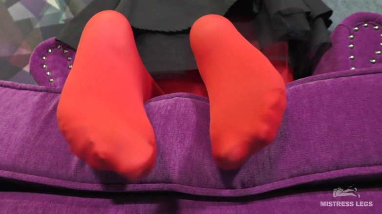 Mistress Legs: Госпожа соблазняет ногами в сексуальных красных колготках для поклонников