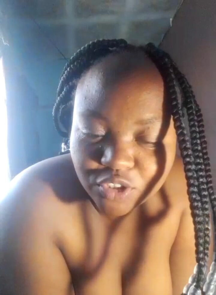 Mahali: Regardez-moi caresser ma chatte noire