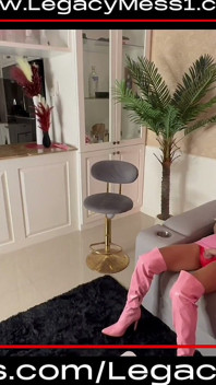 Une barbie blonde sexy surprend avec sa grosse bite et adore se faire sodomiser sans capote