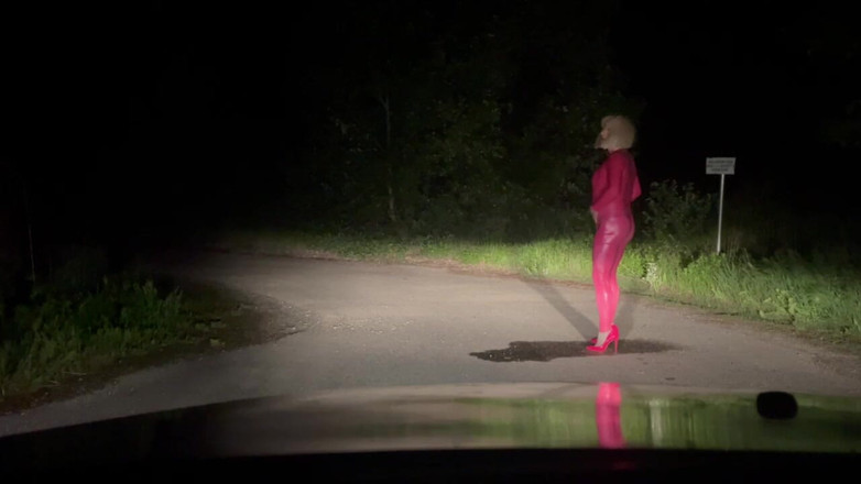 PervyLara: Pisse en plein air dans un costume rose en caoutchouc...