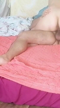アマチュアカップルのベッドルームでの熱いセックス