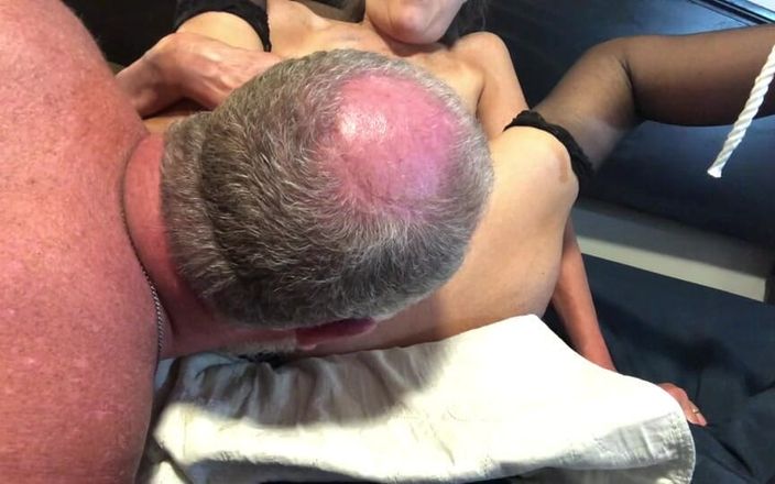 Squirting Senior: Isteri berambut coklat melancap semasa suami menjilat bercukur