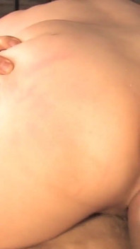 Asijské lusties scéna-3 japonská brunetka Kana Mimura si užívá trojku DP a sexuální hračky