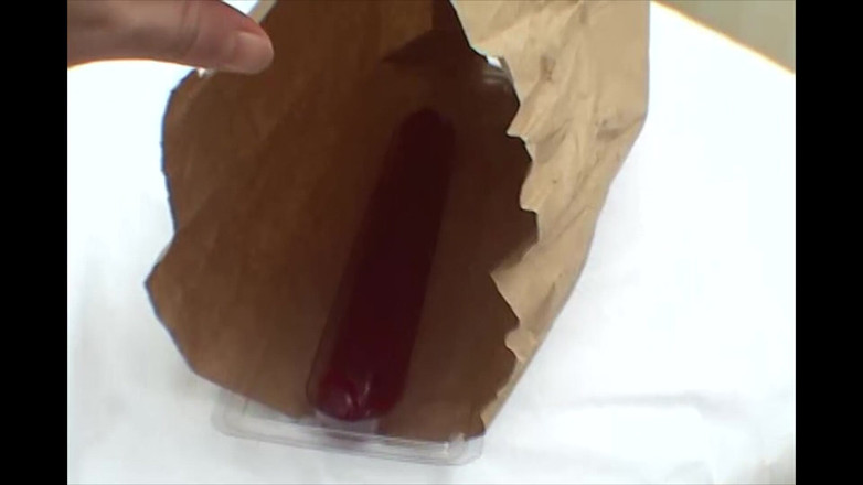 Real Porn Amateur: 业余宝贝在床上激烈的假阳具玩耍