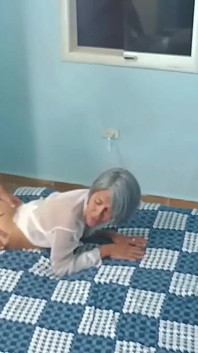 마누라를 카메라에 포착한 남편. 수영장을 청소하는 소년 따먹기.