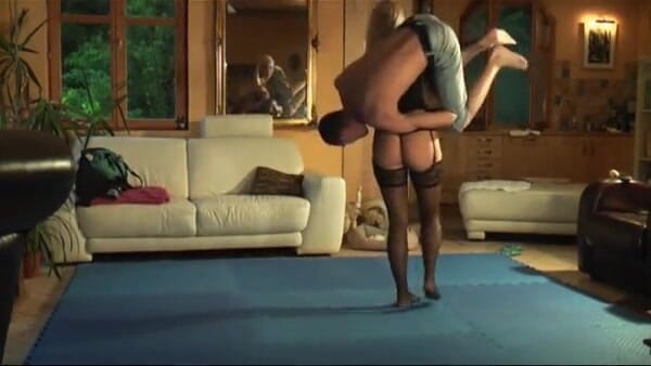 European Lift and Carry Club: Güreş oyununda seksi iç çamaşırlı ateşli hatun