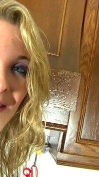 Cristal Rose loira com peitos naturais faz um boquete profundo e fode com Kevin White