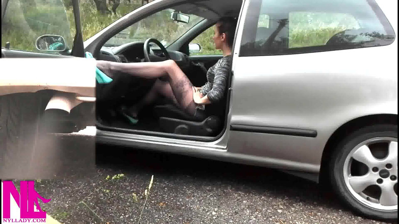 Nyllady: Revving My Car i sexiga röda balettlägenheter