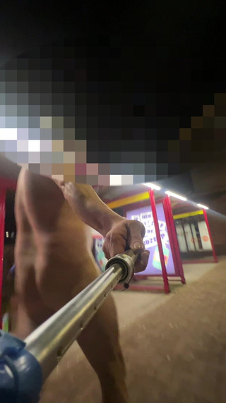 No limit cbt slave: Venkovní nahá procházka na nádraží